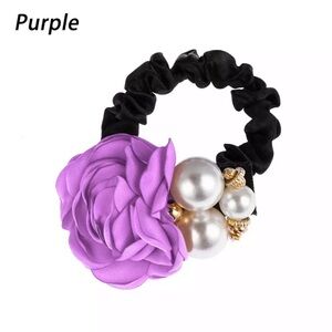 Elegant hair tie with flower and faux Pearls.NWT